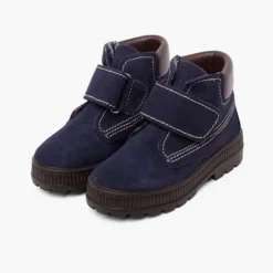 Botas suela track cierre adherente pespuntes