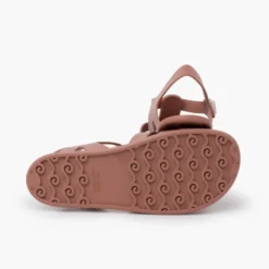 Cangrejeras barefoot niños y mujer