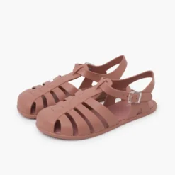 Cangrejeras barefoot niños y mujer