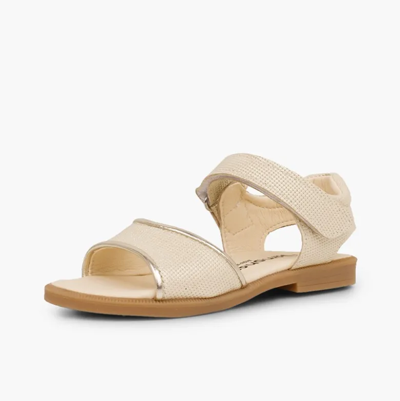 Sandalias niña piel grabada brillante tira adherente
