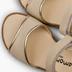 Sandalias niña piel grabada brillante tira adherente