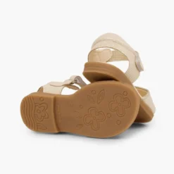 Sandalias niña piel grabada brillante tira adherente