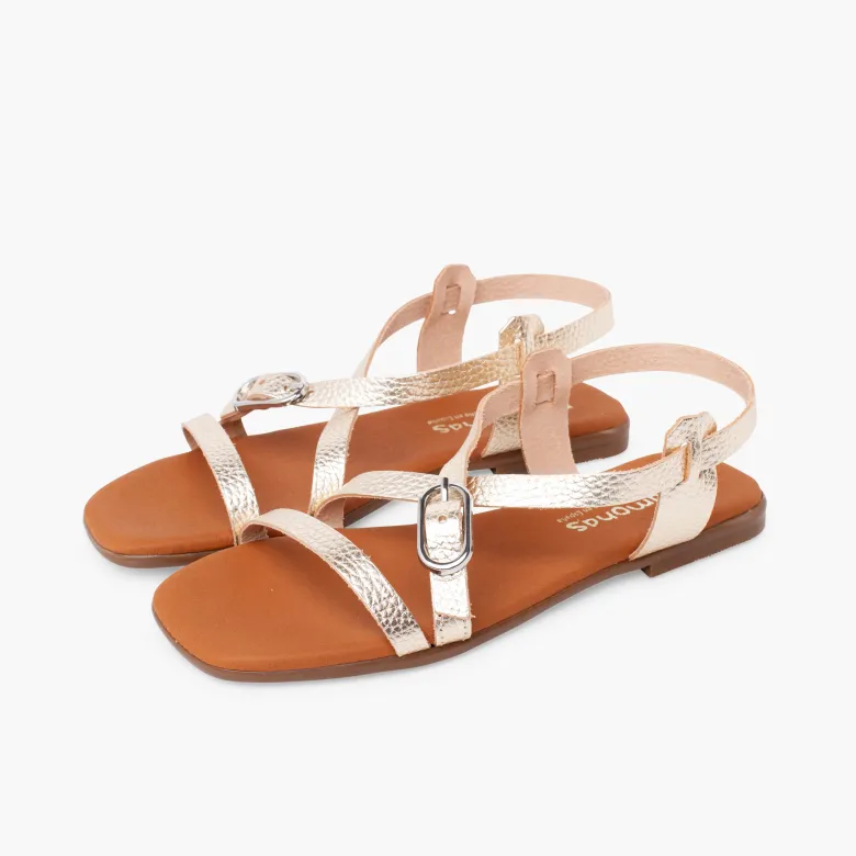 Sandalias tira con hebilla ovalada